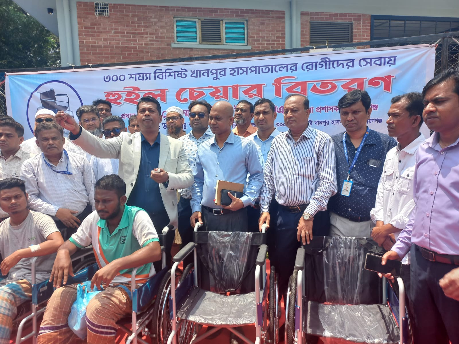 খানপুর হাসপাতালে রোগীদের সেবায় হুইলচেয়ার বিতরণ